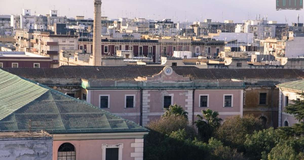 L'ex Manifattura Tabacchi: tra degrado e bancarelle un affascinante luogo centenario